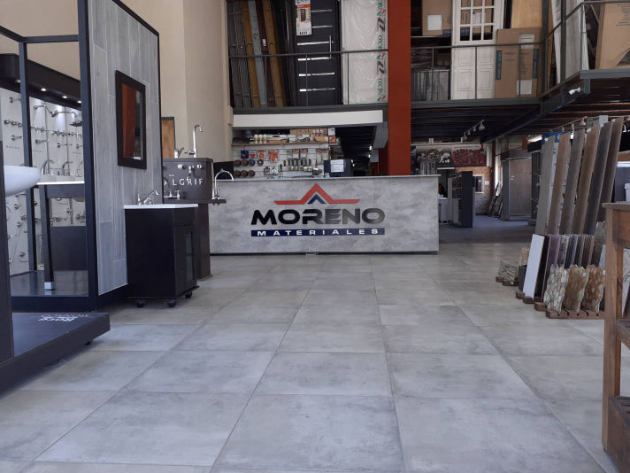 Sucursal de Materiales Moreno con exhibición de materiales para la construcción