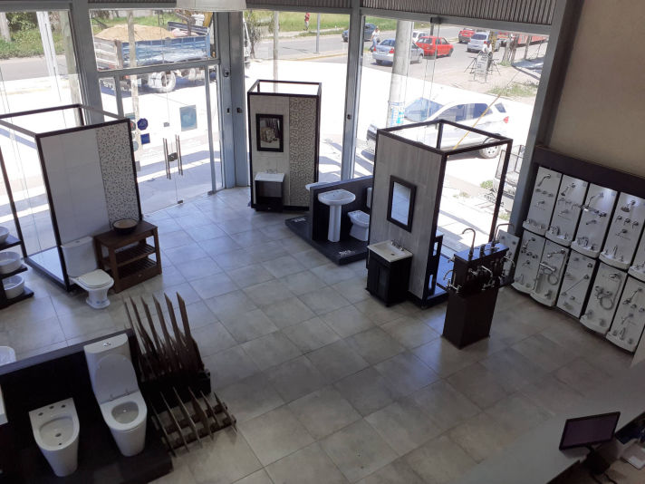 Interior de corralón Materiales Moreno con productos para construcción